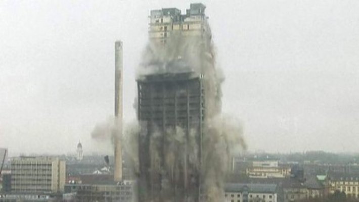 Ce mai mare demolare controlată din Europa a pus la pământ un zgârie-nori
